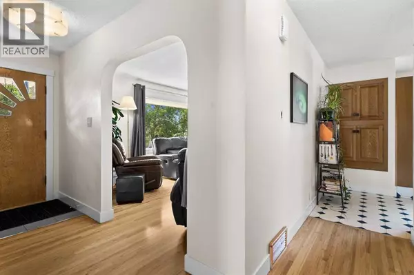 Calgary, AB T3E3A8,2423 37 Street SW