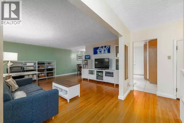 Calgary, AB T2M4E1,2211 Halifax Crescent NW