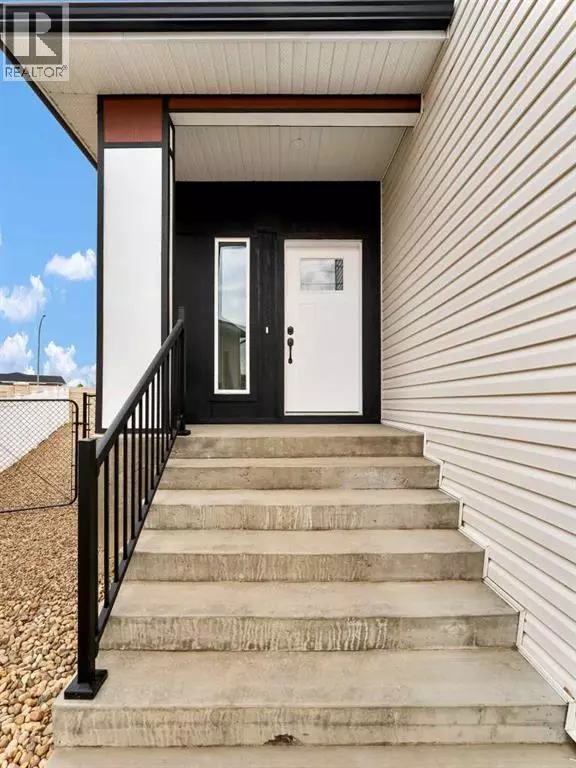 Medicine Hat, AB T1B0M1,32 Somerside Way SE
