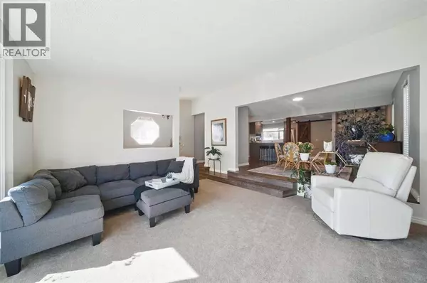 828 Hunterston Crescent NW, Calgary, AB T2K4N2