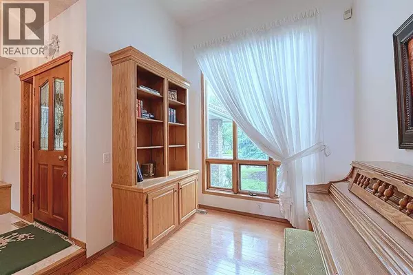 Calgary, AB T3H2K8,115 Strathaven Circle SW