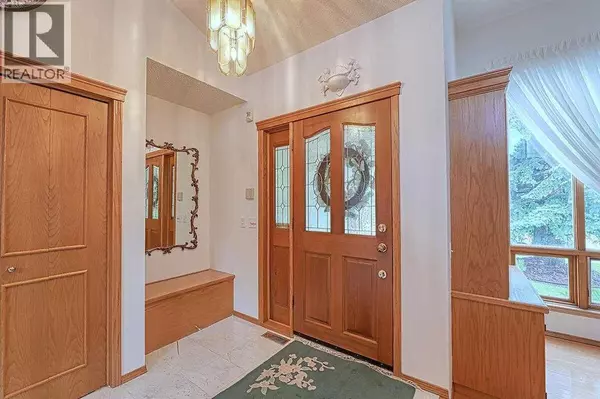 Calgary, AB T3H2K8,115 Strathaven Circle SW