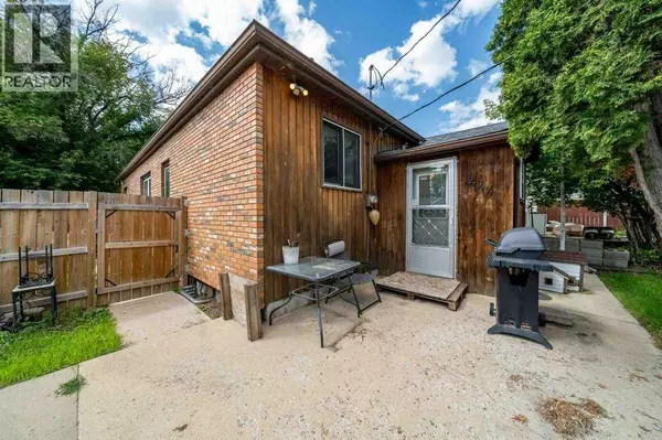 Medicine Hat, AB T1A1V8,444 12 Street SE