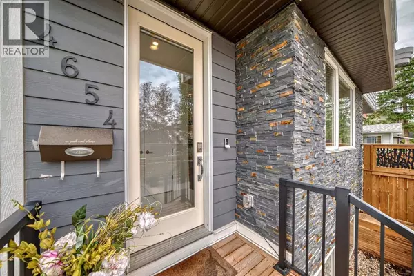 4654 84 Street NW, Calgary, AB T3B2R5