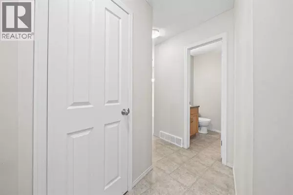 Okotoks, AB T1S0C9,7, 105 Drake Landing Common