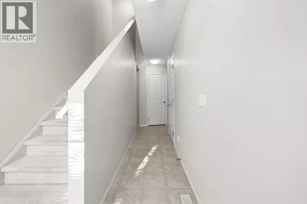 Okotoks, AB T1S0C9,7, 105 Drake Landing Common