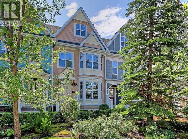 32 Versailles Gate SW, Calgary, AB T2T6N5