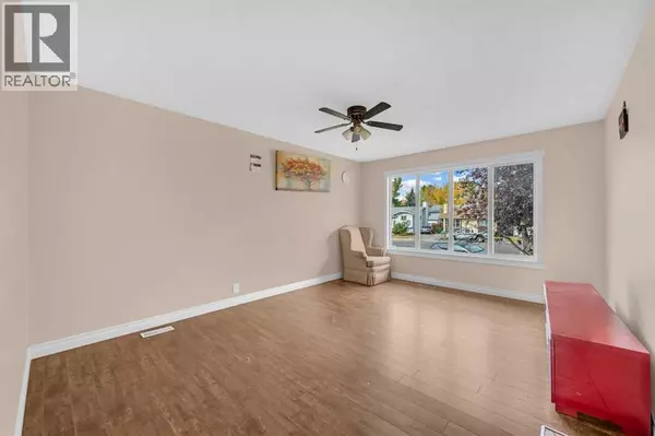 Calgary, AB T3J1G5,32 Fallingworth Place