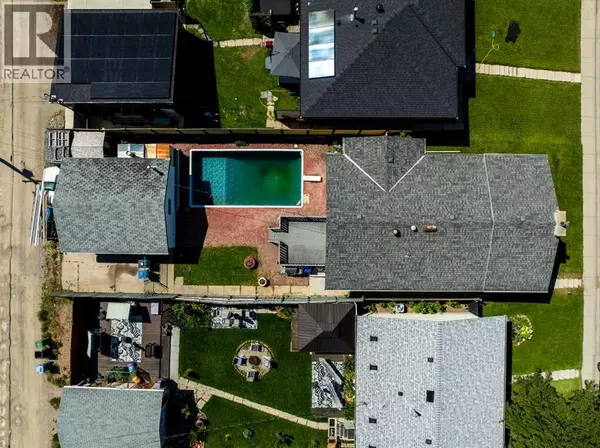 Calgary, AB T2B1T9,3236 Doverville Crescent SE