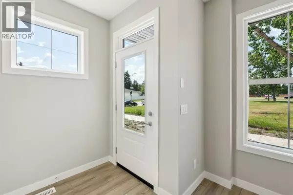 Calgary, AB T2H1T3,4 Alderwood Close SE