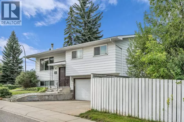 Calgary, AB T2J3P3,403 Queen Alexandra Way SE