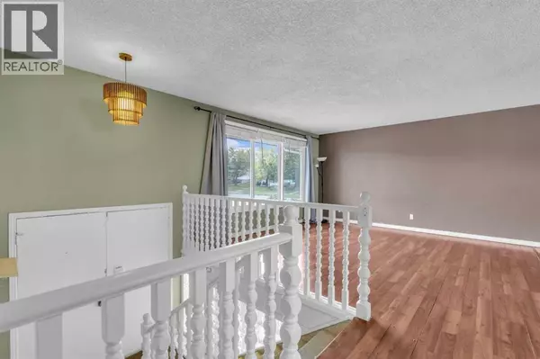 Calgary, AB T2J3P3,403 Queen Alexandra Way SE