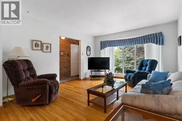 Calgary, AB T2L0Z5,16 Chatham Drive NW