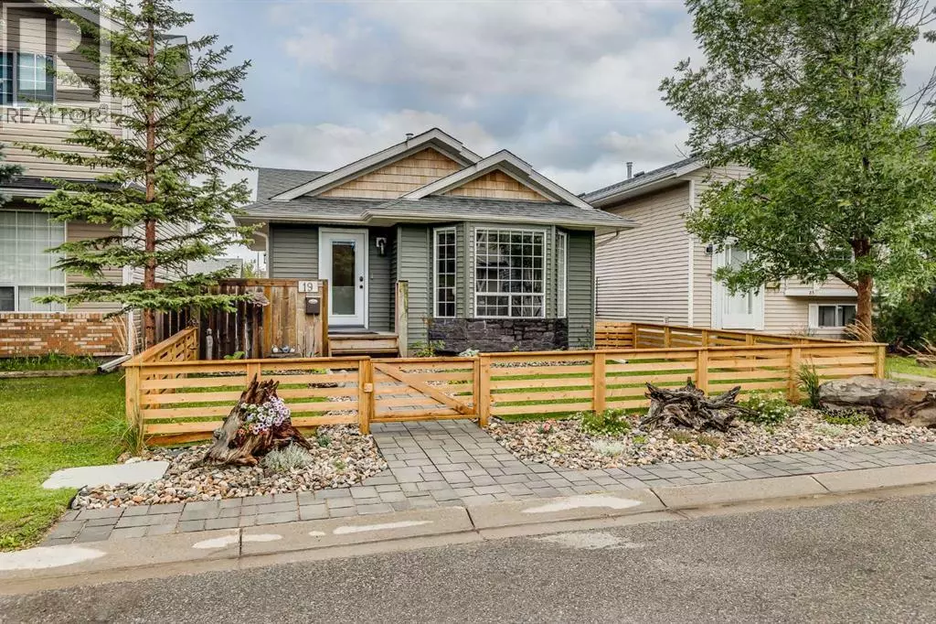 Calgary, AB T3J3H1,19 Martinwood Court NE