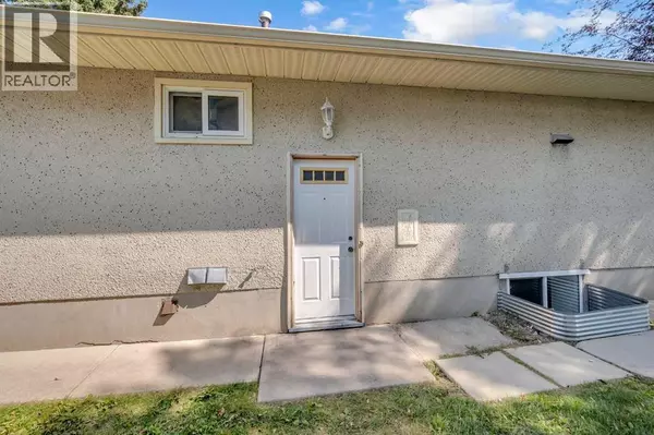 Calgary, AB T2K0N3,804 71 Avenue NW