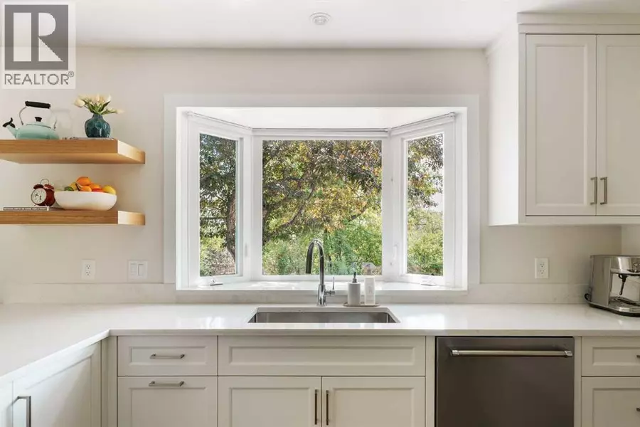 1571 Windsor Street NW, Calgary, AB T2N3X5
