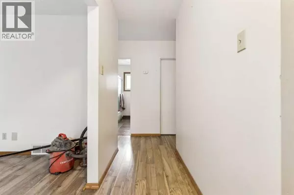 Calgary, AB T2E1Z5,624 26 Avenue NE