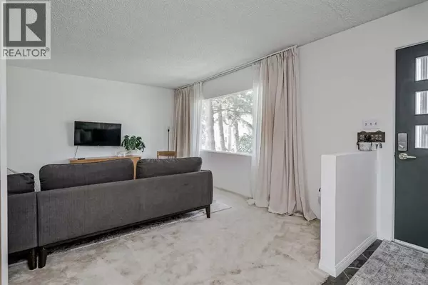 Calgary, AB T3E3W4,4928 45 Street SW