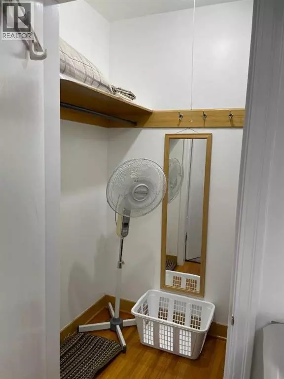 Calgary, AB T2M1Z4,1913 24 Avenue NW