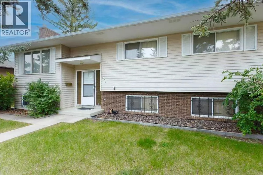 307 Silverthorn Way NW, Calgary, AB T3B4E8