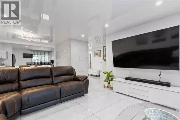 Calgary, AB T2Y4R1,343 Queen Tamara Way SE