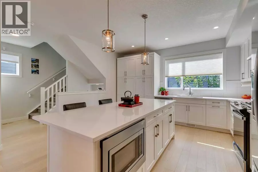 819 Shawnee Terrace SW, Calgary, AB T2Y0T4