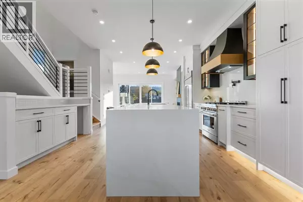 Calgary, AB T2B0S5,4709 19 Avenue NW