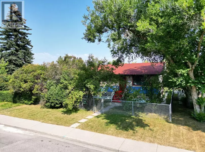 8724 34 Avenue NW, Calgary, AB T3B1R7