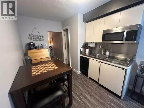 Lethbridge, AB T1J2P1,515 11 Street S