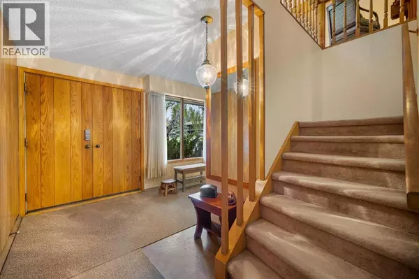 Calgary, AB T3A0A8,10 Varsville Place NW