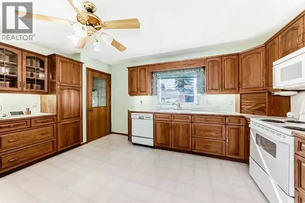 Calgary, AB T2B1J2,2017 44 Street SE