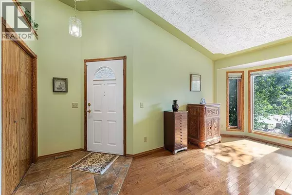 Calgary, AB T2X3B5,116 Sundown Way SE