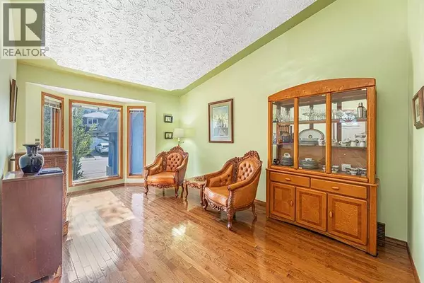Calgary, AB T2X3B5,116 Sundown Way SE