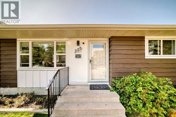 Calgary, AB t2e6c6,727 macleay Road NE