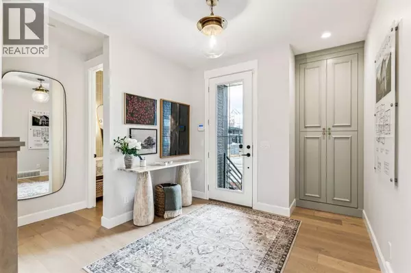 Calgary, AB T3E8H4,211 Calais Drive SW