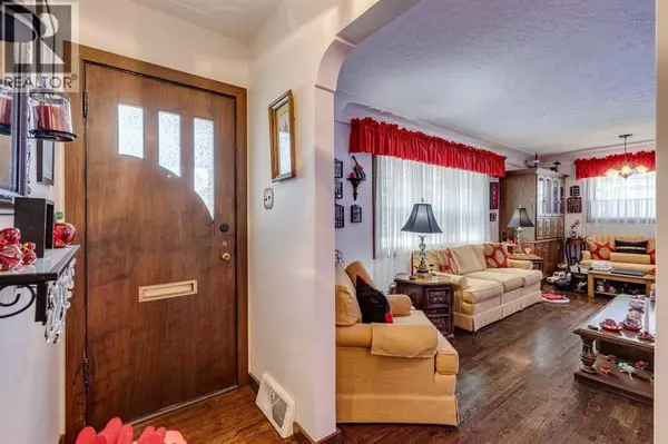 Calgary, AB T2M0Z3,840 19 Avenue NW