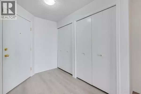 Calgary, AB T2Y4J1,210, 2000 Somervale Court SW