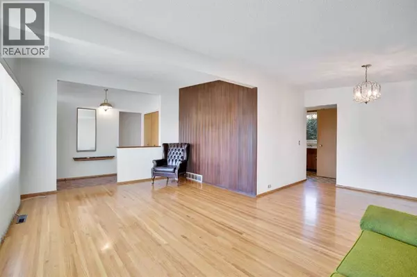 Calgary, AB T2E6C4,924 Mayland Drive NE
