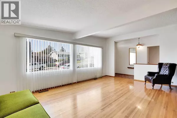 Calgary, AB T2E6C4,924 Mayland Drive NE