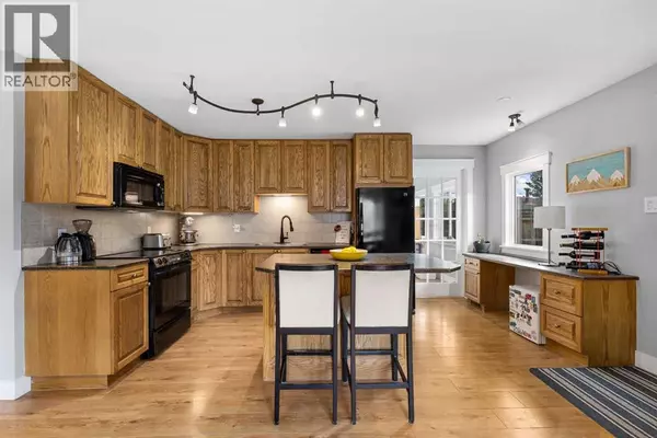 8736 34 Avenue NW, Calgary, AB T3B1R7