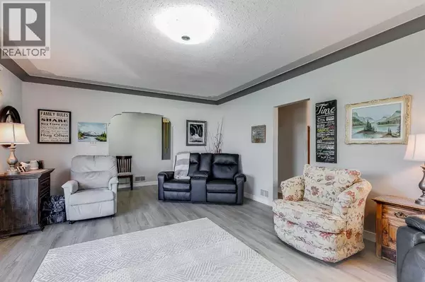 Calgary, AB T2E1J2,955 15 Avenue NE