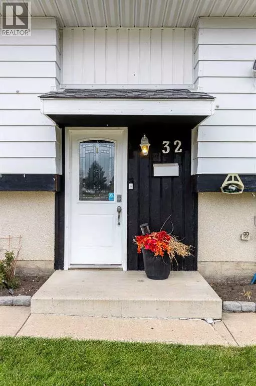 Medicine Hat, AB T1B1R7,32 Cocks Way SE