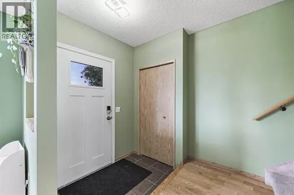 Calgary, AB T1Y6V1,24 Laguna Close NE