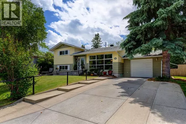 53 Wildwood Drive SW, Calgary, AB T3C3C6