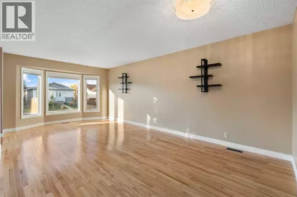 Calgary, AB T1Y6A7,28 Whitworth Road NE