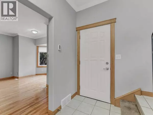 Medicine Hat, AB T1A0M9,427 5 Street SE