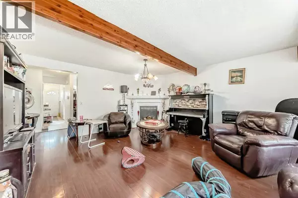 Calgary, AB T1Y3R7,5611 Temple Drive NE