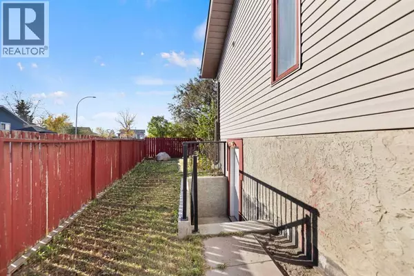 Calgary, AB T3J2B8,48 Castleglen Court NE