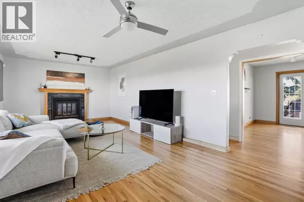 Calgary, AB T3E1Y2,3003 25 Street SW