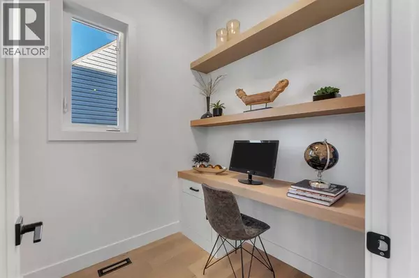 Calgary, AB T2M2E3,433 26 Avenue NW